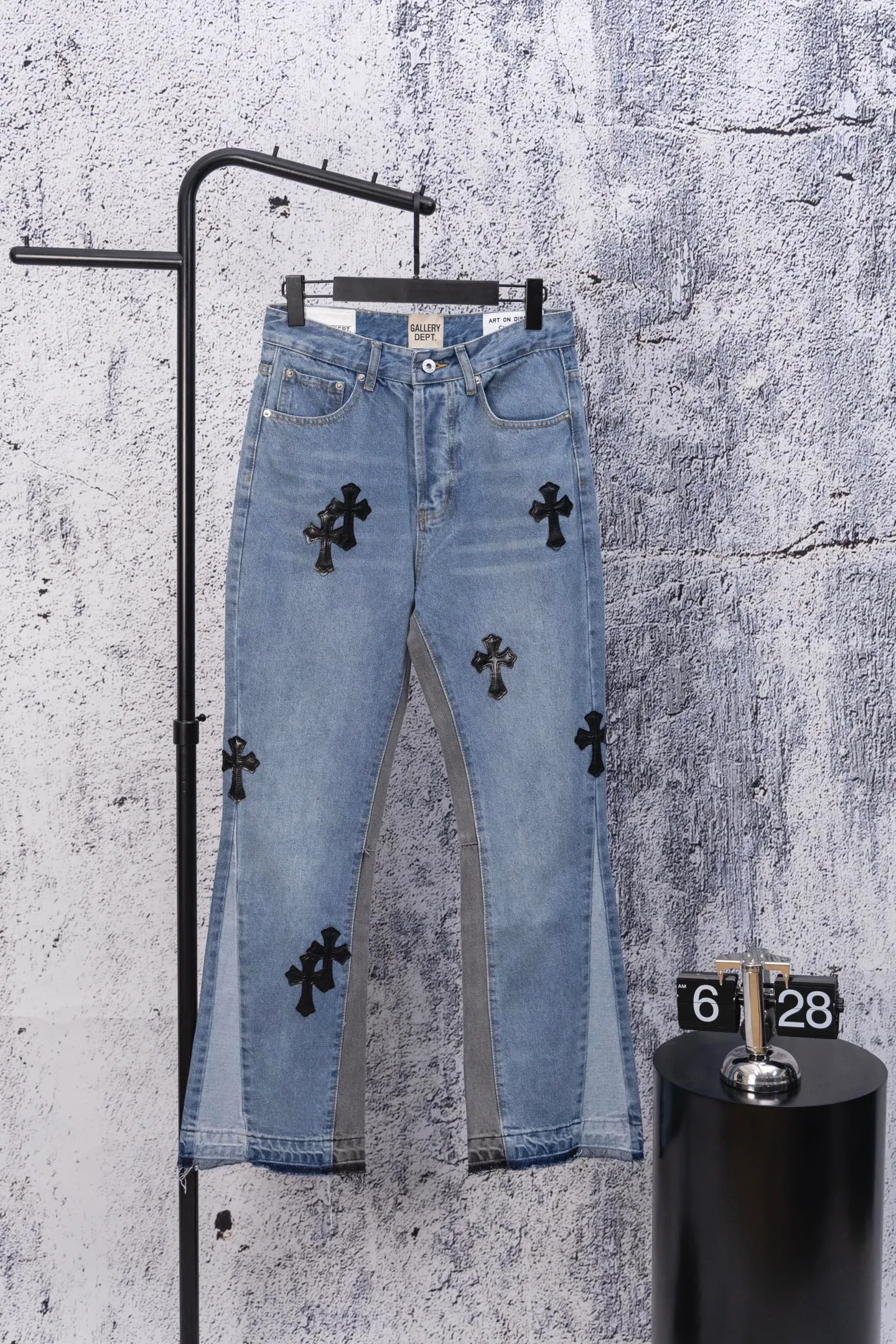 💰270 GALLERY DEPT. Vintage multi-leather splicing cross loose washed flared jeans to truly restore the ultimate texture of Vintage. Original hardware accessories, washed and other elevators, QR code analysis are all purchased from the original factory, high degree of restoration, you are welcome to compare the products~ Three-dimensional version Loose and comfortable, not picky about the figure, taller and slimmer, factory Seiko, original factory quality control, same style for men and women, can be matched with couples, versatile recommendation, must-have jeans for all seasons Size: 28-30-32-34 Color: blue gray